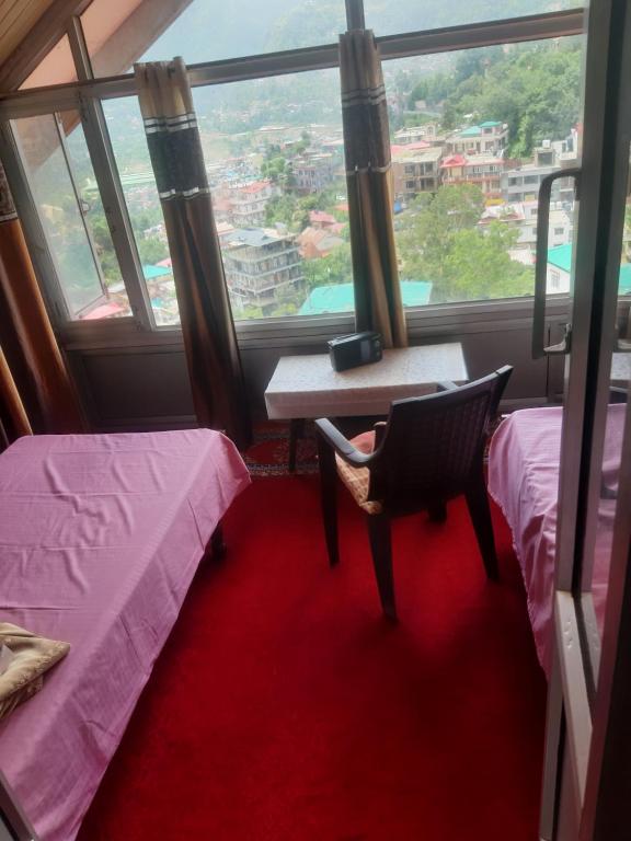 Solan Heights 1RK Homestay Mountain View Kitchen Smart TV with Netflix Wi-Fi Ideal for couples and families - B&B Solan