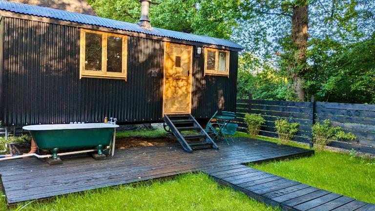 Luxury Shepherd Hut w Outdoor Bath at Powis Estate - B&B Stirling