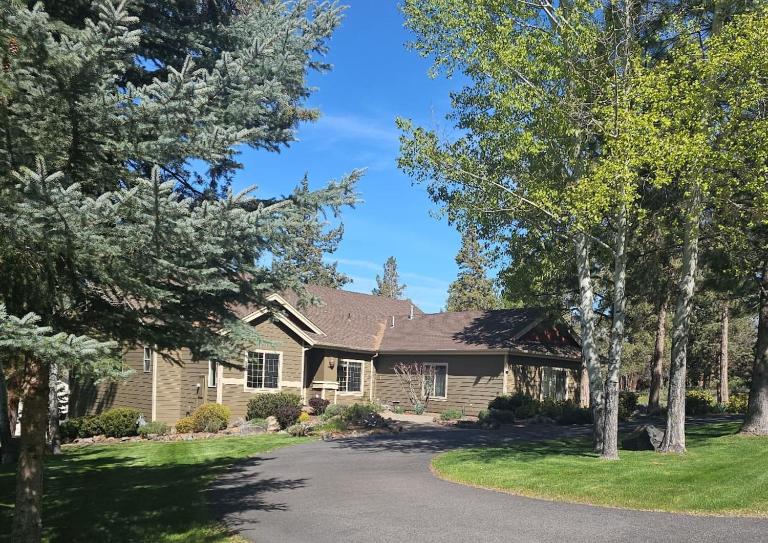Tipsy Turtle RunningY Crater Lake Sleeps 12 - B&B Terminal City