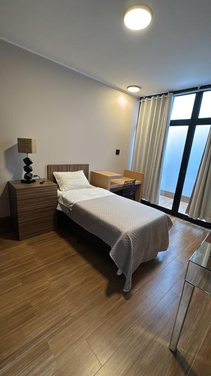 Novo Quarto com varanda, Moderno e Aconchegante no centro da cidade - B&B Lavras