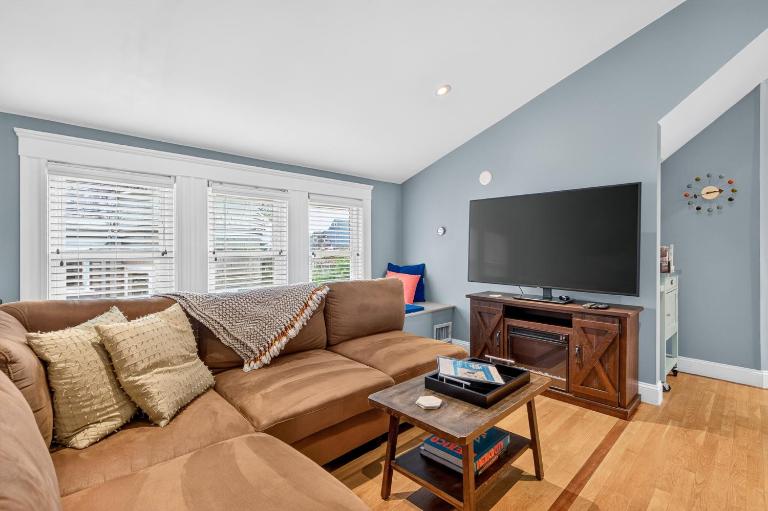Spacious Savin Hill 2BR with Pvt Balcony - Chambres d'hôtes Boston