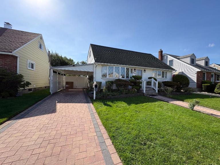 Spacious 4BR Entire House w Parking, Sleeps 10 - Direct NYC Train in 45 min - B&B Hicksville