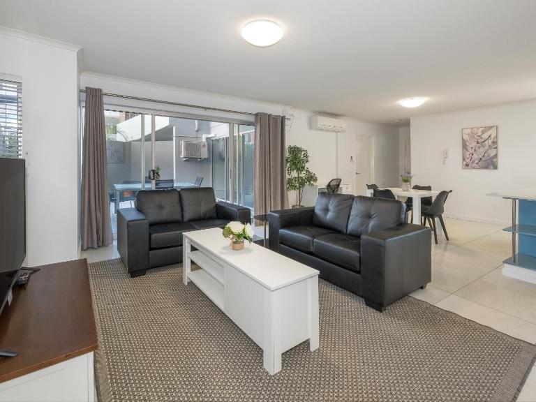 Oversized 2 bed with Terrace and Free Parking - Stroll to HSW - B&B Brisbane