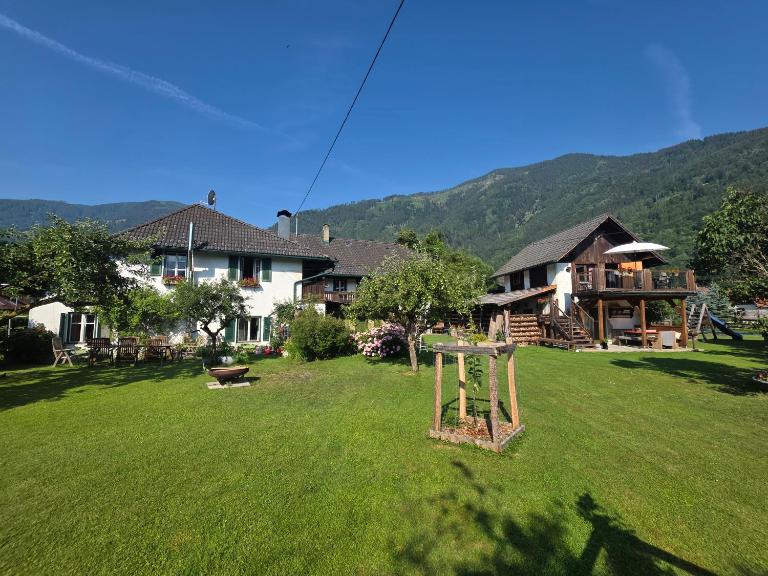 Sachserhof-Herz zuhause, Seele auftanken, für Familien und Paaren- Große Garten, Pool, Gratis Parken & Welan, Zentral gelegen in Kärnten zwischen Berge und Seen - B&B Sachsenburg