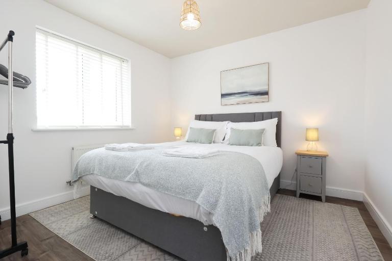 Contractor 4 Bed 3 Bath House Near Airport Parking Barry Island with Parking - B&B Rhoose