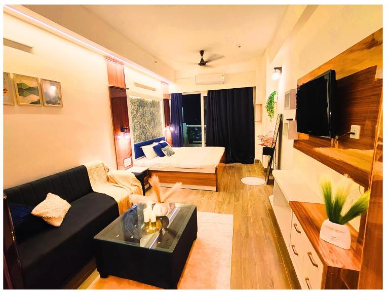 Runway Retreat- premium 1RK-Near Jewar Airport - B&B Greater Noida