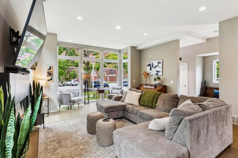Luxuary Tremont Home - Movie Room, Pet & Baby Friendly - Bed and Breakfast Cleveland