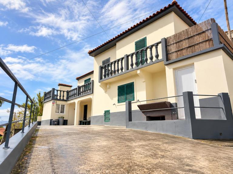 Azorean Stays T4- Spacious 4-Bedroom Home Near São Miguel's Top Attractions - B&B Candelária