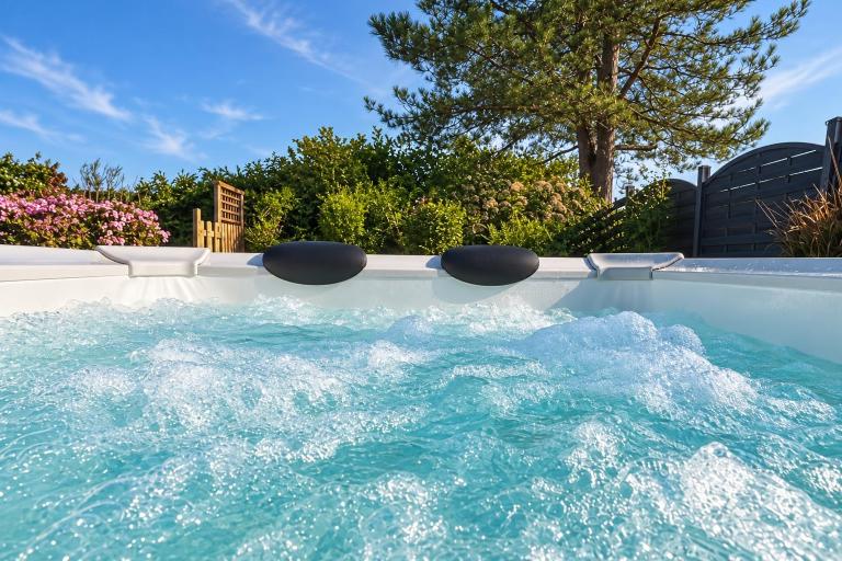 Stunning country brick, beach house with hot tub - B&B Benllech