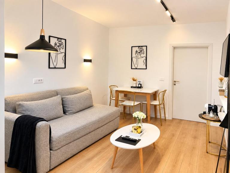 Bllok Zone -Scandi Apt Nr -2 Tirana -Self check-in - Bed and Breakfast Tirana