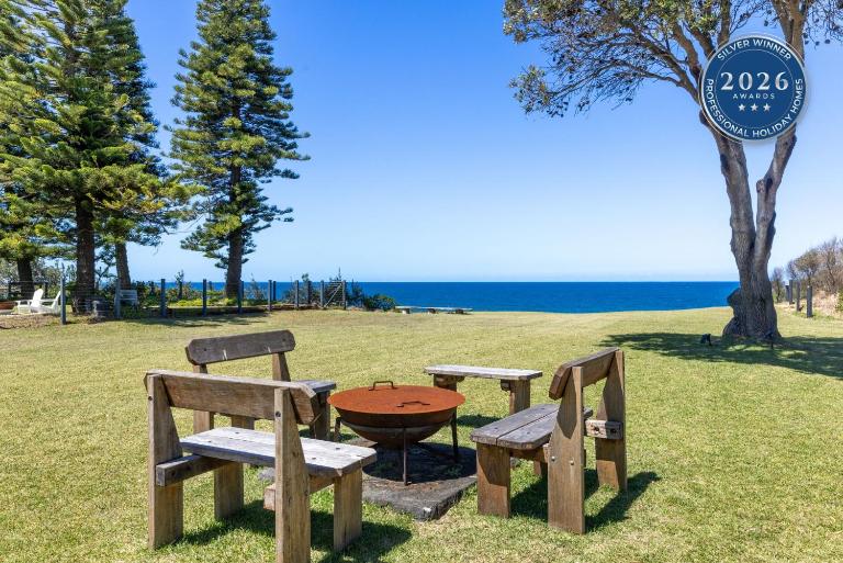 The Castle - Pet Friendly - Absolute Beachfront - B&B Culburra Beach