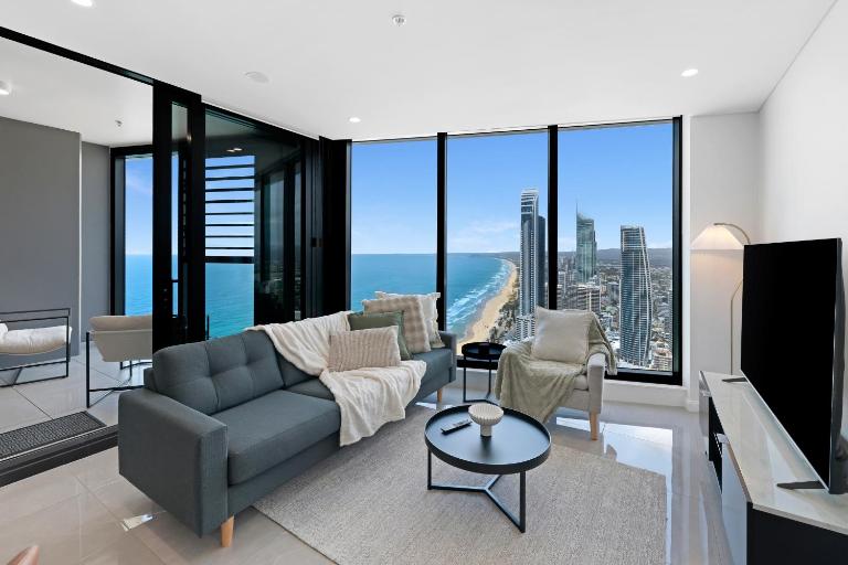 Beachfront 2BR Skyhome, Panoramic Ocean Views, 2 Pools & Gym, Meriton Ocean - B&B Gold Coast
