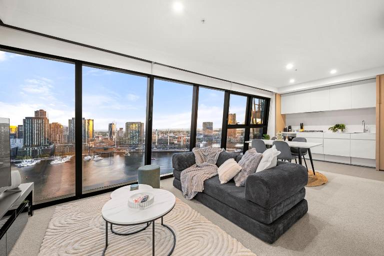 2BR Absolute Waterfront Apartment with Balcony-Parking-Pool & Gym in Docklands - Ferienwohnung Melbourne