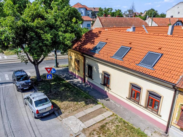 CROSS SQUARE HOUSE - Spacious 2 Level Home, 2BR, 3Baths, Terrace - by RealTrust - B&B Timişoara