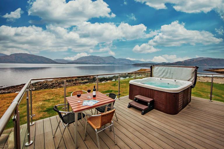 Loch Linnhe Waterfront Lodges with Hot Tubs - B&B Glencoe