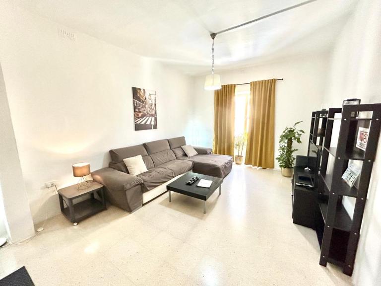 St Julians - Balluta Bay large 3 bedroom apartment - B&B Sliema