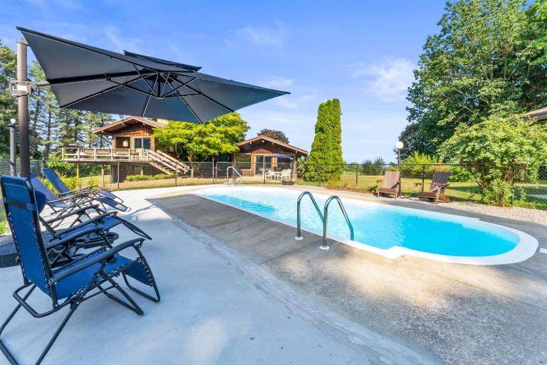 Seneca Wine Trail Retreat Pool Hot Tub Pets - B&B Geneva