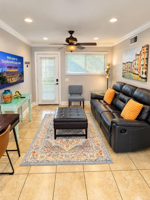 Two bedroom apt with desk washer dryer & pool - B&B Baton Rouge