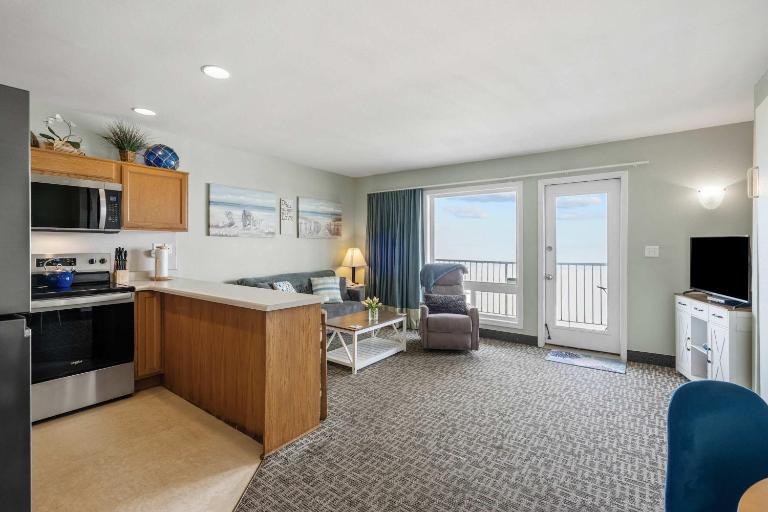 Family Suite - Sleeps Six - Ocean Views & Beach Access - Pool and Hot Tub - B&B Lincoln City