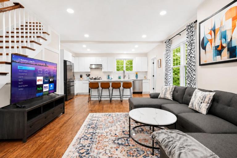 Luxe 3BR | Free Parking | Harvard/BU | ROKU TV - B&B Boston