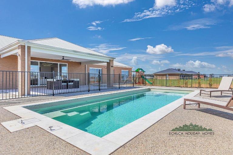 Riverside Meadows - Echuca Holiday Homes - Bed and Breakfast Echuca