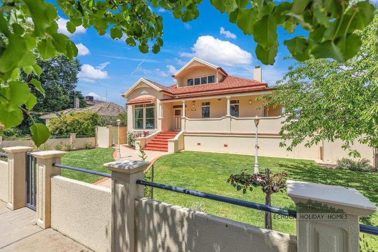 Llewoh on Crofton - Echuca Holiday Homes - B&B Echuca