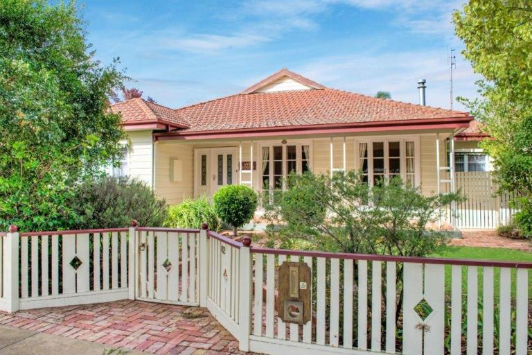 Ayr House - Echuca Holiday Homes - B&B Echuca