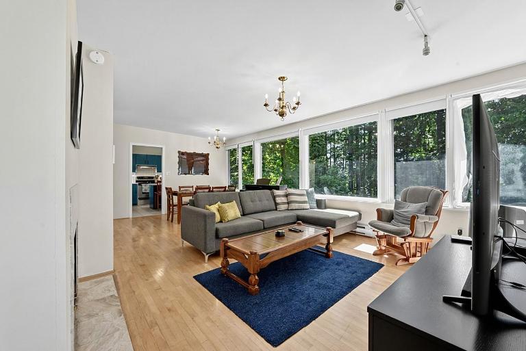 Bright and Spacious Upper Level House, Great Area - B&B North Vancouver