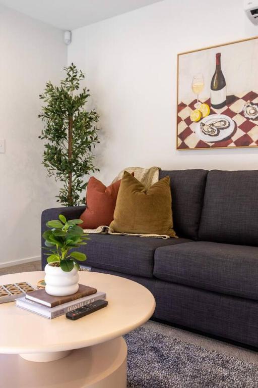 Effortless City-Fringe Stay with Gated EV Carpark - Bed and Breakfast Christchurch