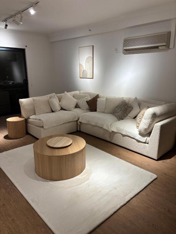 2 bed 1 bath apt airport transfers with pool gym - Ferienwohnung Perth