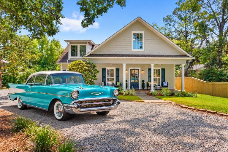 Downtown 4BR Gem Hot Tub, Fire Pit, Pet-Friendly - Chambres d'hôtes Ocean Springs