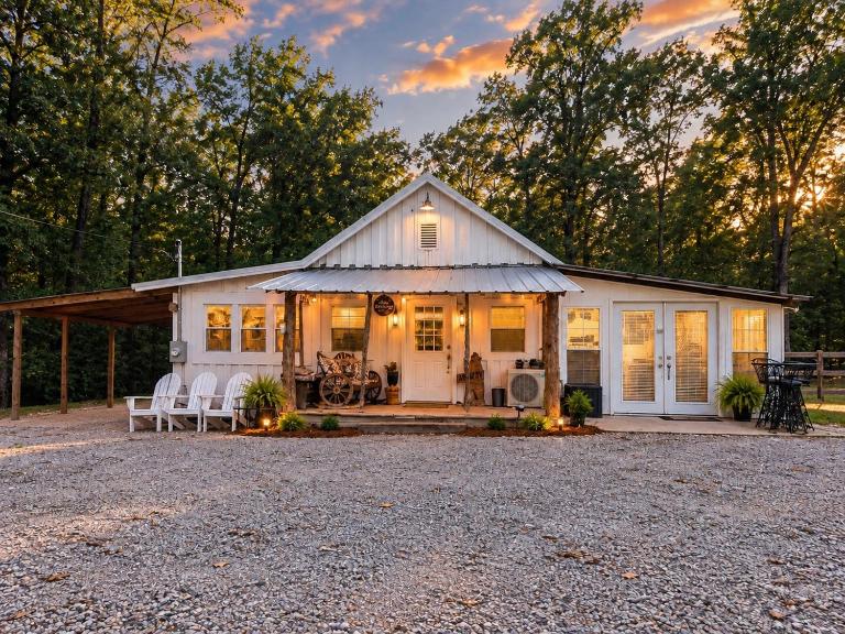 King Suite & Bunkhouse - Deer Camp - WiFi - Grill - B&B Free Springs