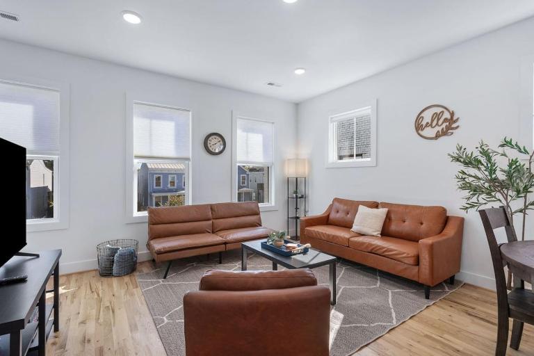 Duplex with Balcony and Spacious Dog-Friendly Oasis! - Bed and Breakfast Richmond