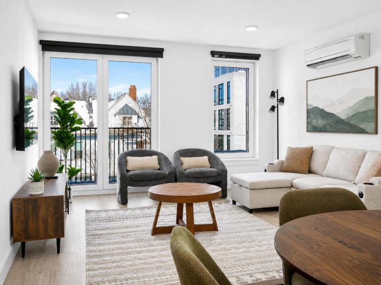 Spacious 3BR / 2BA | Parking - Bed and Breakfast Boston