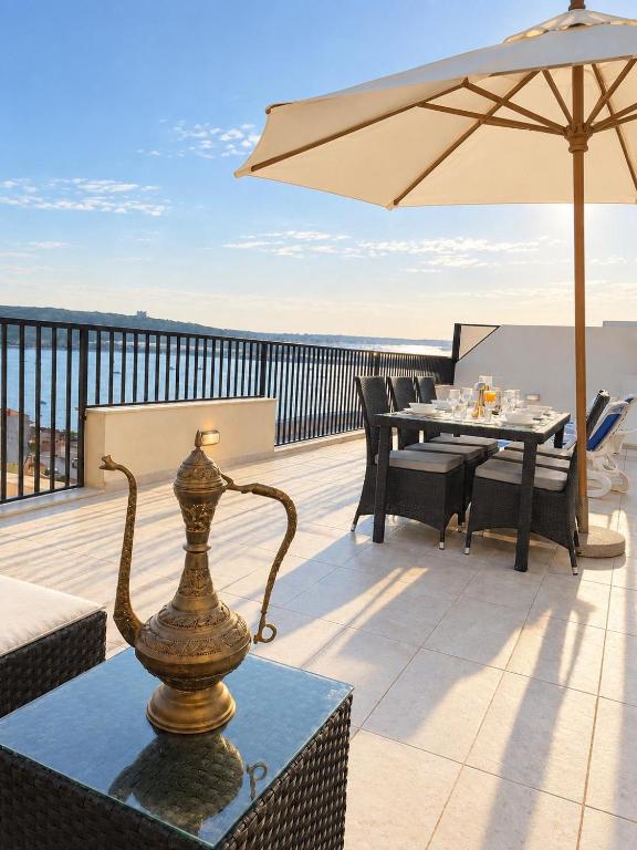 Seafront Penthouse with Large Terrace and Panoramic Views-Mellieha Bay Ghadira - B&B Mellieha