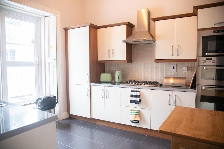 Entire Apartment Main St Carrick - 20 Steps from Everything - B&B Carrick-on-Shannon
