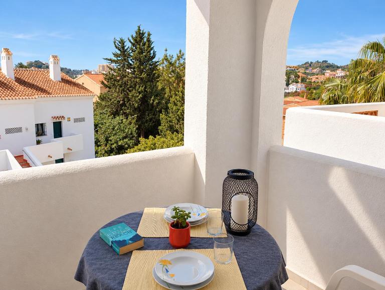 Pool-View Apartment with Terrace & Lift in Pueblo del Parque - Chambres d'hôtes Benalmádena
