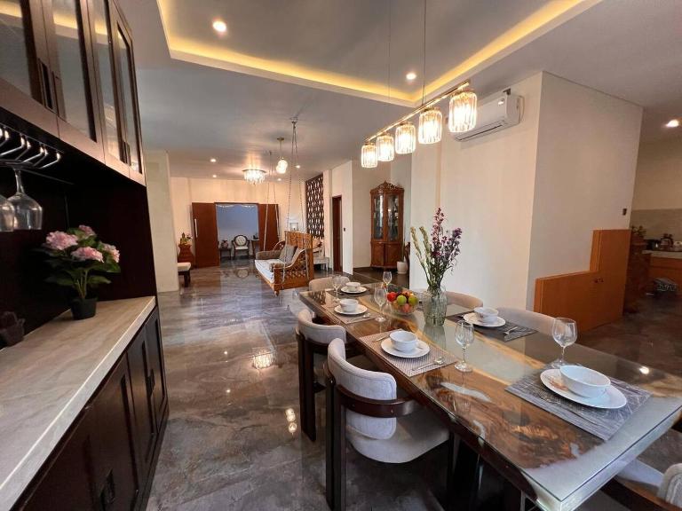 Modern 5BR Luxury Villa with Pool & Rooftop - 100m from Sanur Beach - B&B Kelurahan Sanur