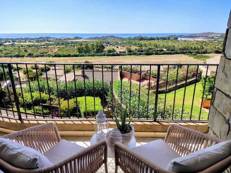 Trilocale vista mare Chia con terrazzo panoramico - B&B Chia