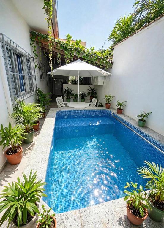 Casa com Piscina Privativa e 3 Quartos 1 Suíte- Pet Friendly e Garagem no Centro - B&B Delfinópolis