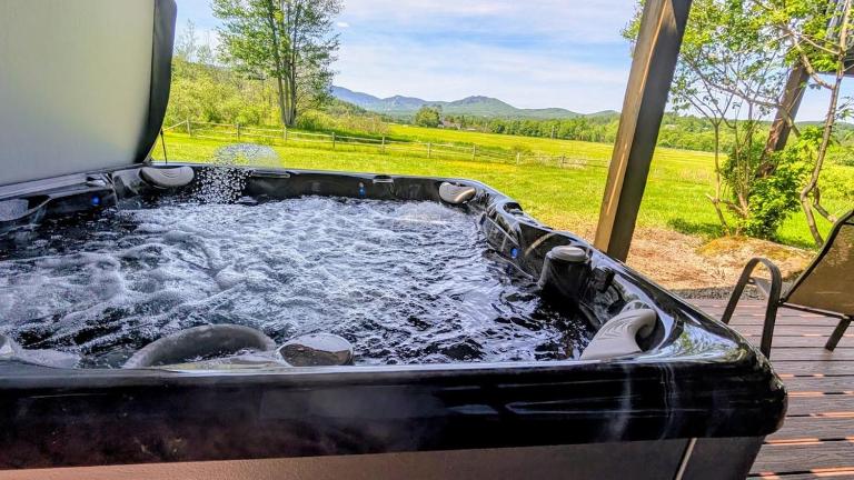 Large 4bdrm mtn-view condo, hot tub on bike path! - B&B Stowe