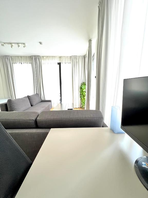 Stylish Studio with Private Balcony near Grand Place Sleeps 4 Brussels - B&B Bruxelles