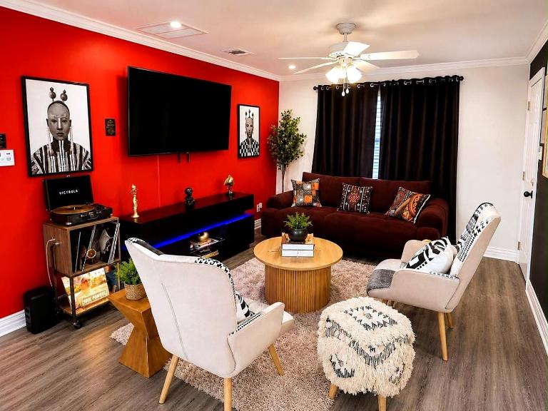 Spacious 3BR with Hot Tub, Game Room and Grill near NRG, Med Center, Downtown and Hobby Airport - B&B Houston