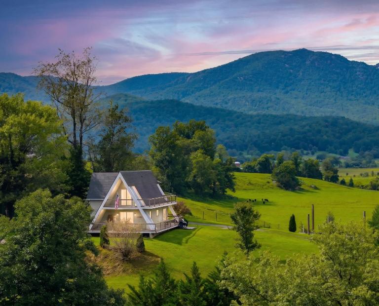 Old Rag A-Frame: Mountain Views Hot Tub Fire Pit - B&B Etlan