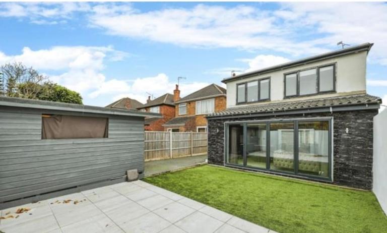 Spacious 5 BR-2BR l Sleeps 11 l Free Parking l Contractors & Groups - B&B Nottingham
