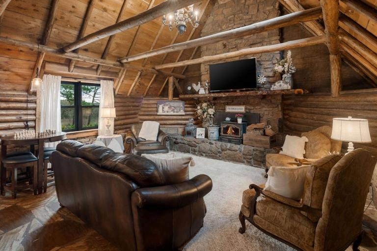Log cabin-King-Soaring Ceiling-Full kitchen-The Cuddly Cow - B&B Alma
