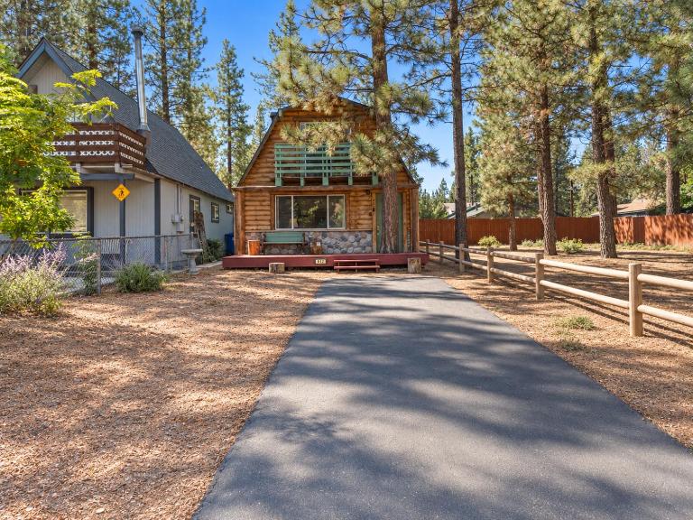Bear Trap Cabin - 2 Bedroom, Hot Tub, Fireplace, BBQ, Fenced Yard - Bed and Breakfast Big Bear City