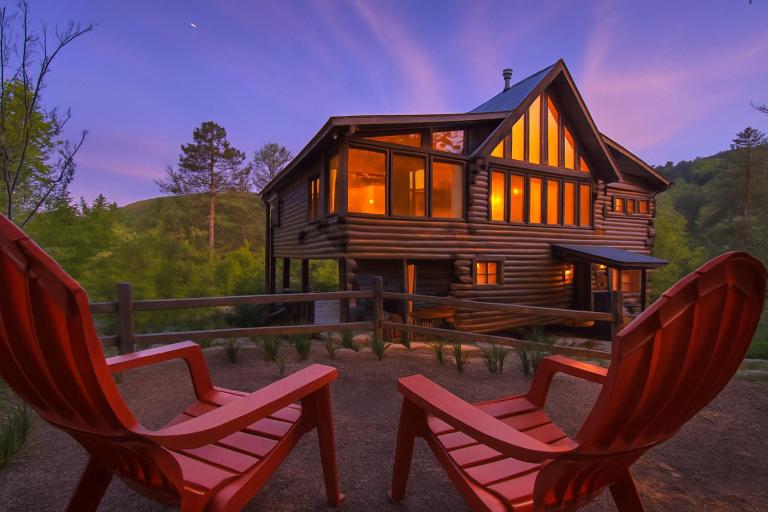Luxury Lodge and Resort- Hot Tub, Fire Pit, Game Room, Pets - B&B Sevierville