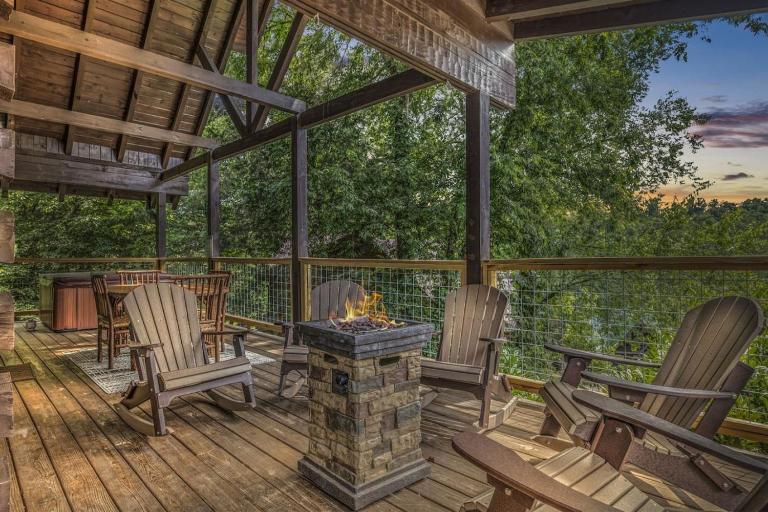 Near Dollywood with Pool Table-Hot Tub-Fire Pit-Game Room - Bed and Breakfast Pigeon Forge