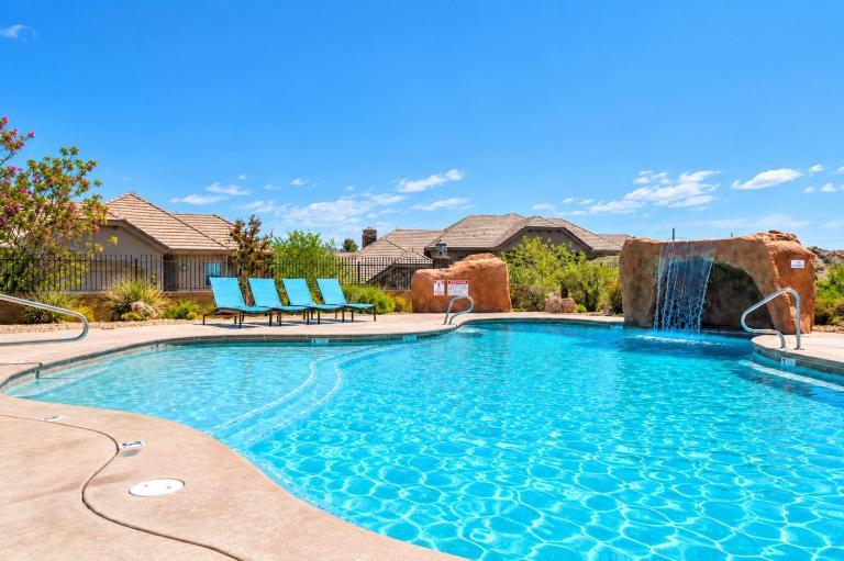 Copper Giraffe Enjoy Golden Golf Course Views - B&B Washington